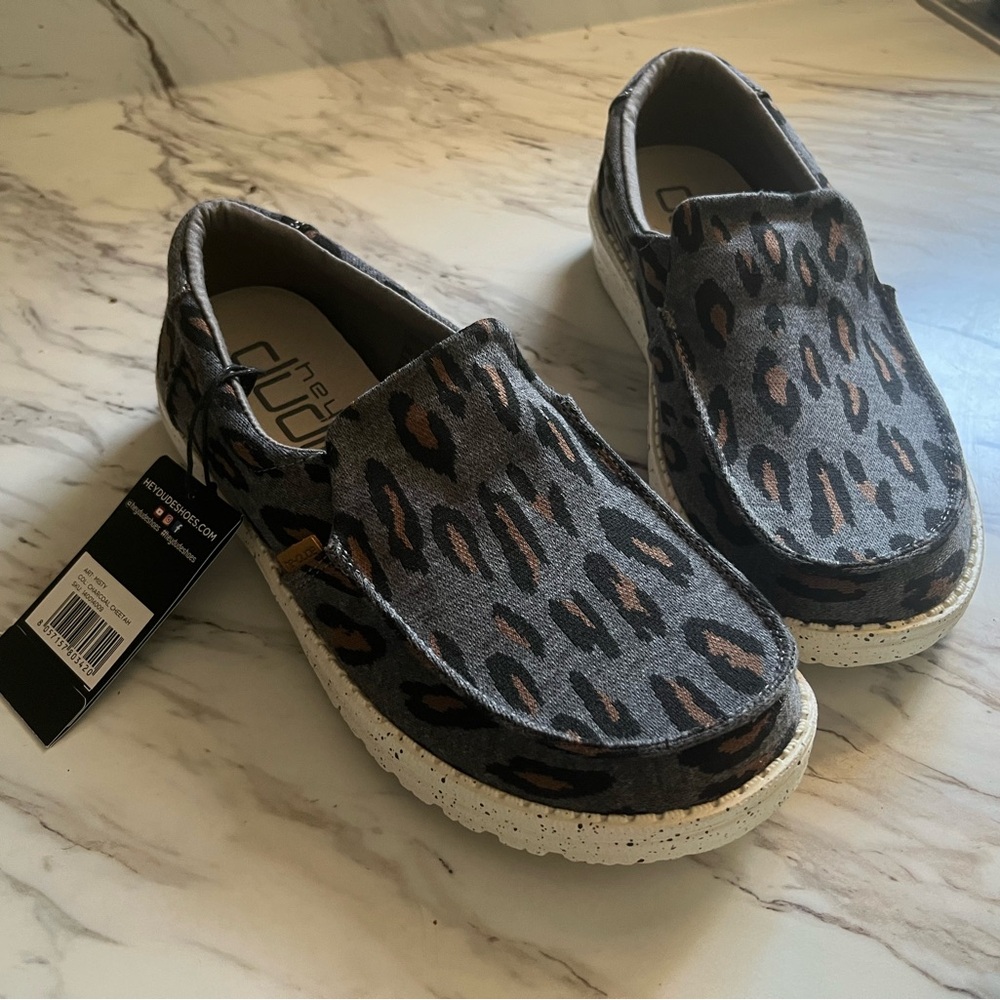 Women’s size 9 HEY DUDES